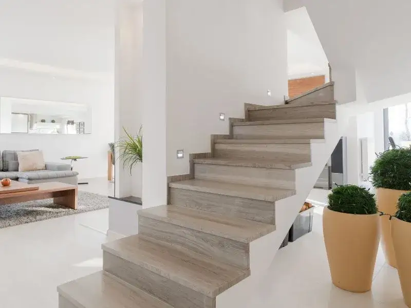 Schody bez balustrady: Styl, bezpieczeństwo i prawo budowlane