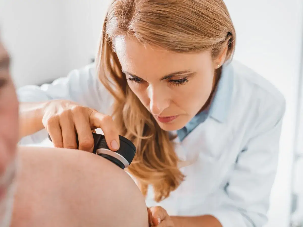 Jaki lekarz usuwa pieprzyki? Sprawdź, jak uniknąć błędów w wyborze