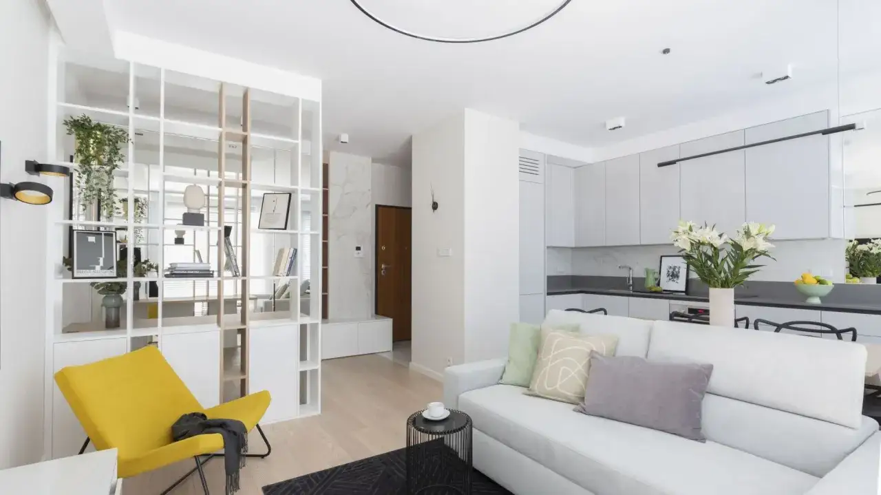 Jak optycznie powiększyć mały salon: 8 skutecznych trików