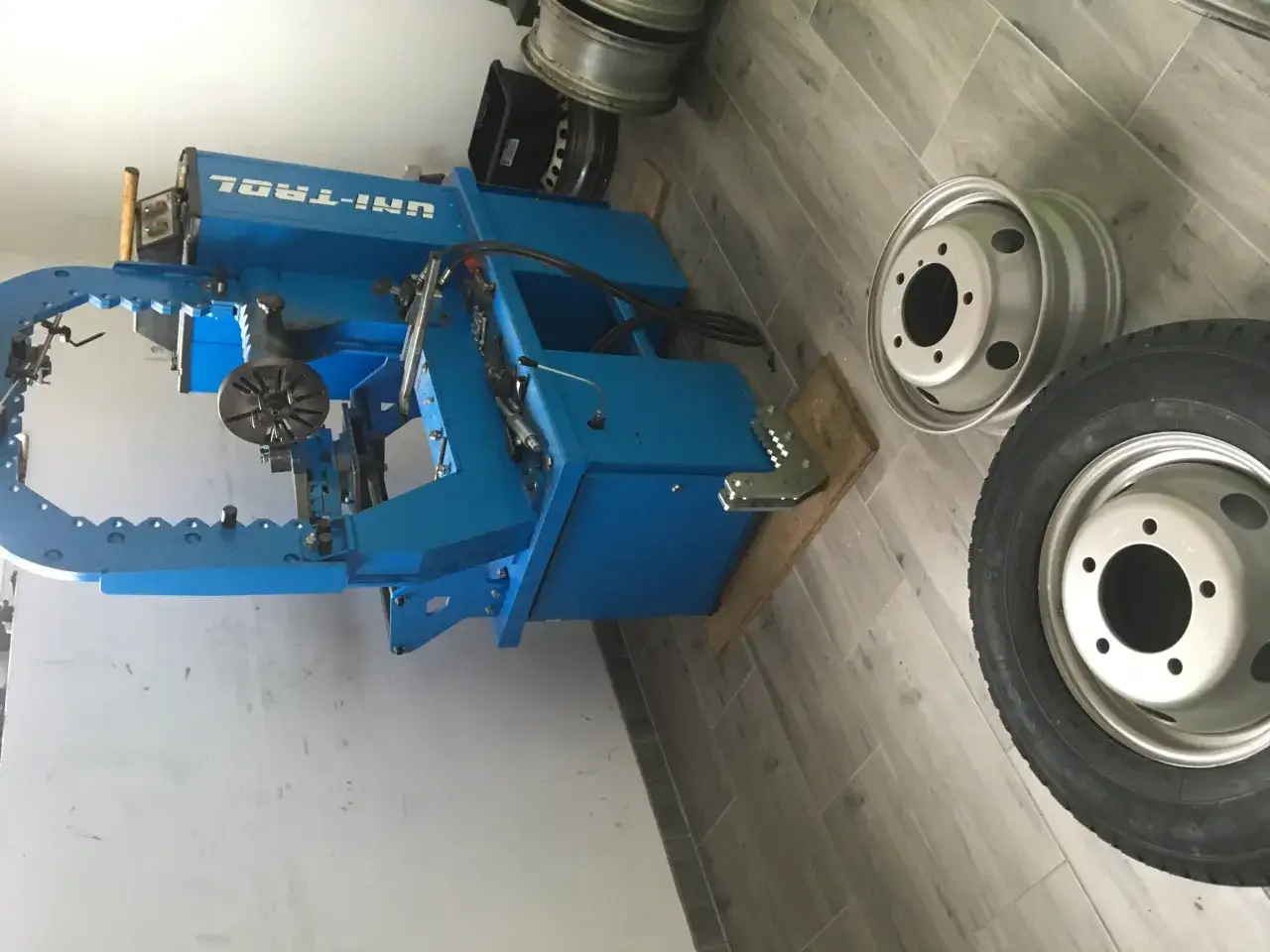 Prostowanie felgi: Koszty (od 80 zł), opłacalność i bezpieczeństwo