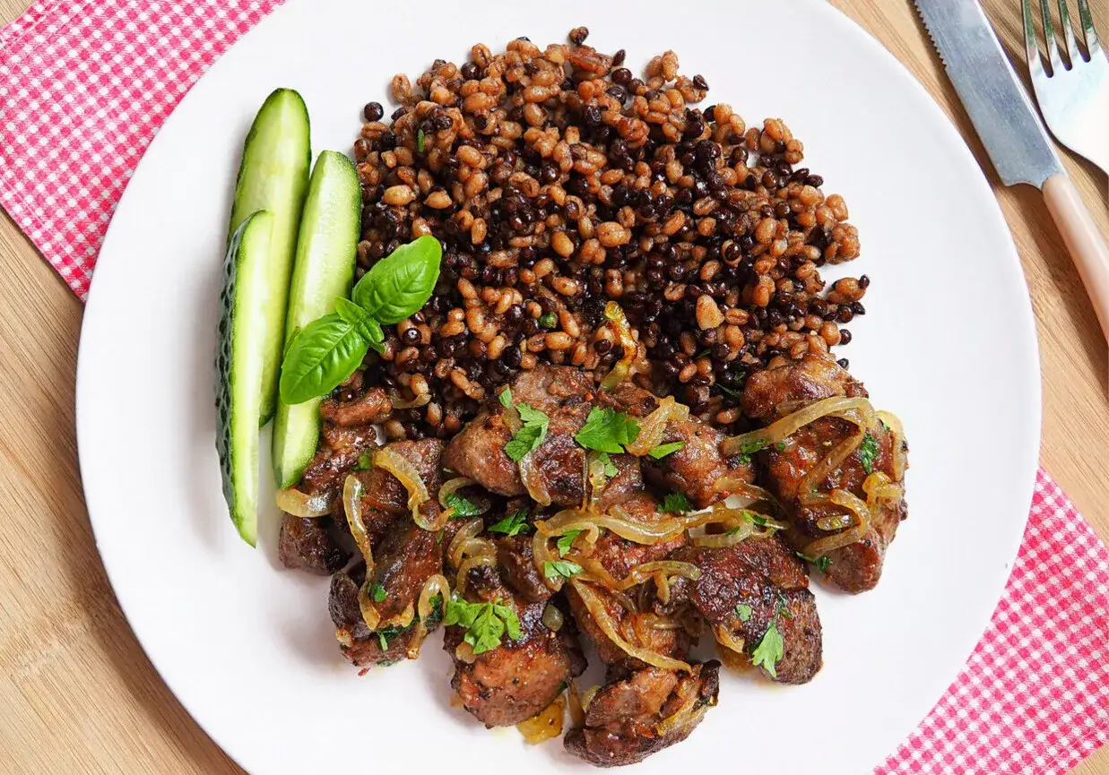 Pyszne danie z wątróbką drobiową, kaszą i ogórkiem. Czy dzieci mogą jeść wątróbkę drobiową? Tak, to świetne źródło żelaza!