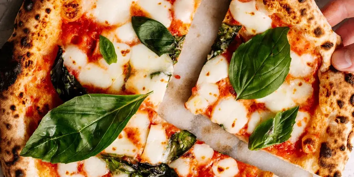 Z czym jest pizza margherita? Poznaj klasyczne składniki