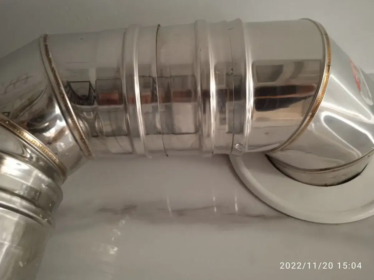 Dlaczego cieknie woda z komina? Odkryj przyczyny i rozwiązania