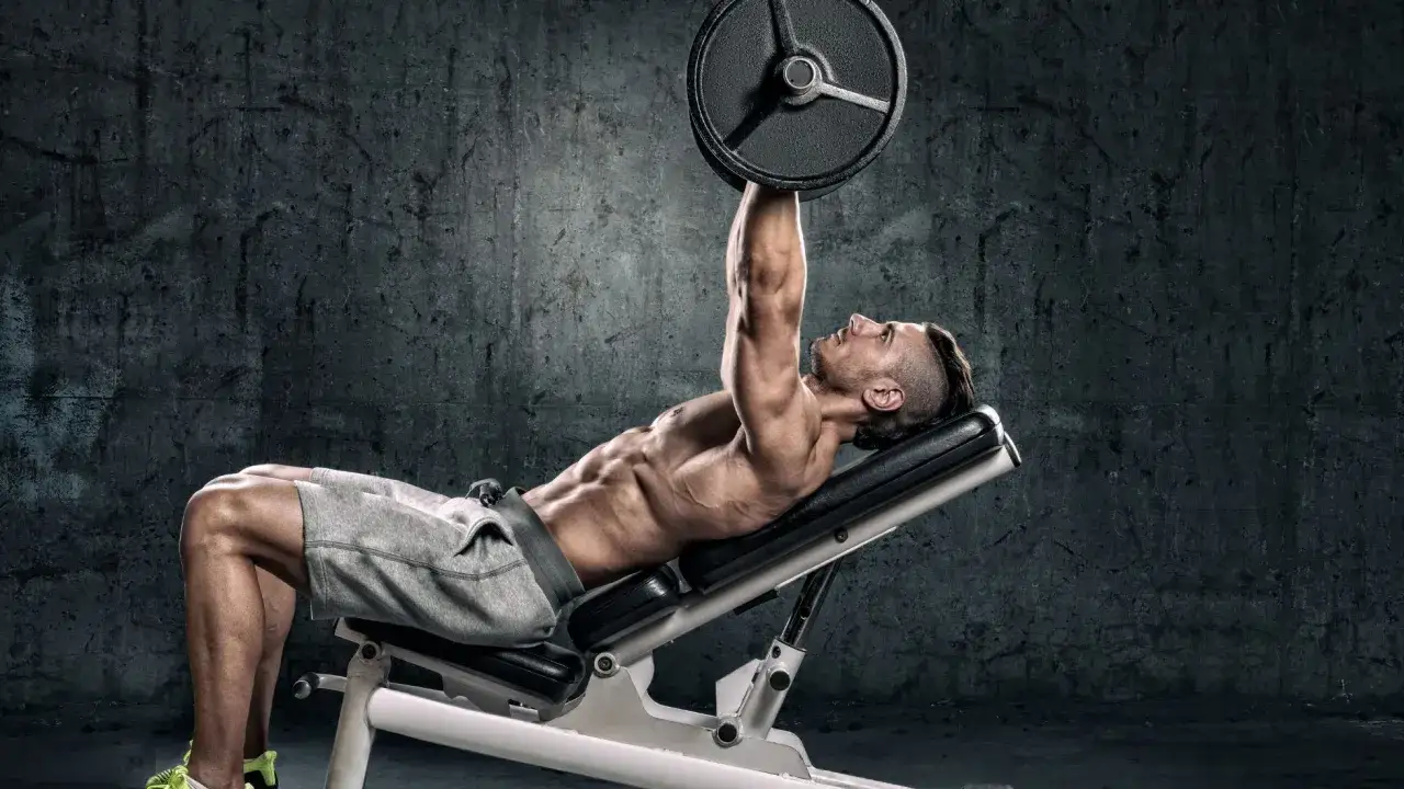 Jak ćwiczyć na ławce skośnej? Siła, rzeźba i technika