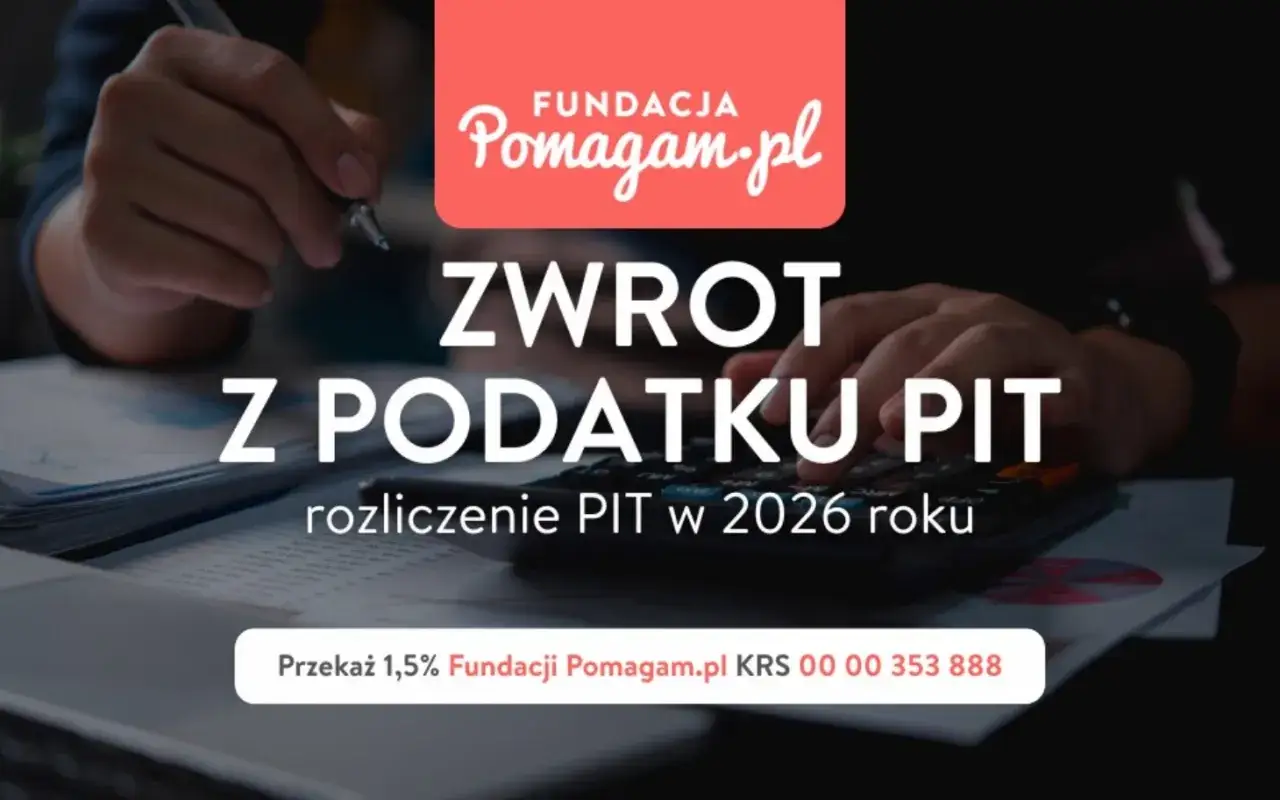 Dłonie nad kalkulatorem i dokumentami. Napis: "Zwrot z podatku PIT". Dowiedz się, ile trzeba zarobić, by dostać zwrot podatku.