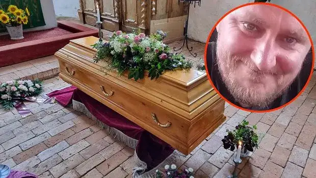 Jak ustawić trumnę w kościele - kluczowe zasady i symbolika