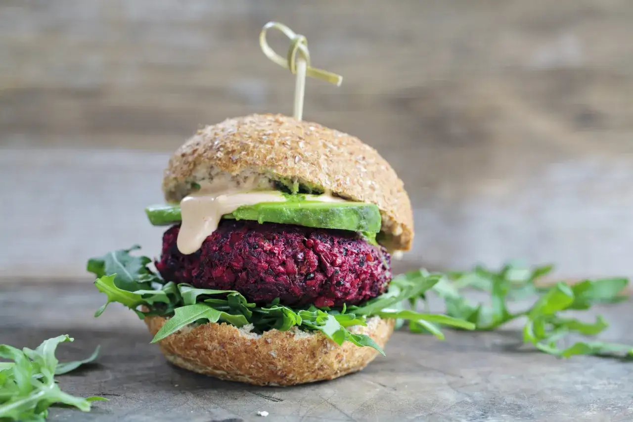 Sekret zwartego burgera: Grilluj bez rozpadania! Poradnik.