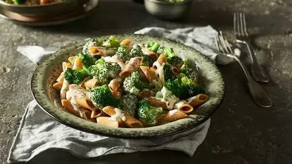 Pyszny makaron penne z sosem serowym - łatwy przepis na obiad