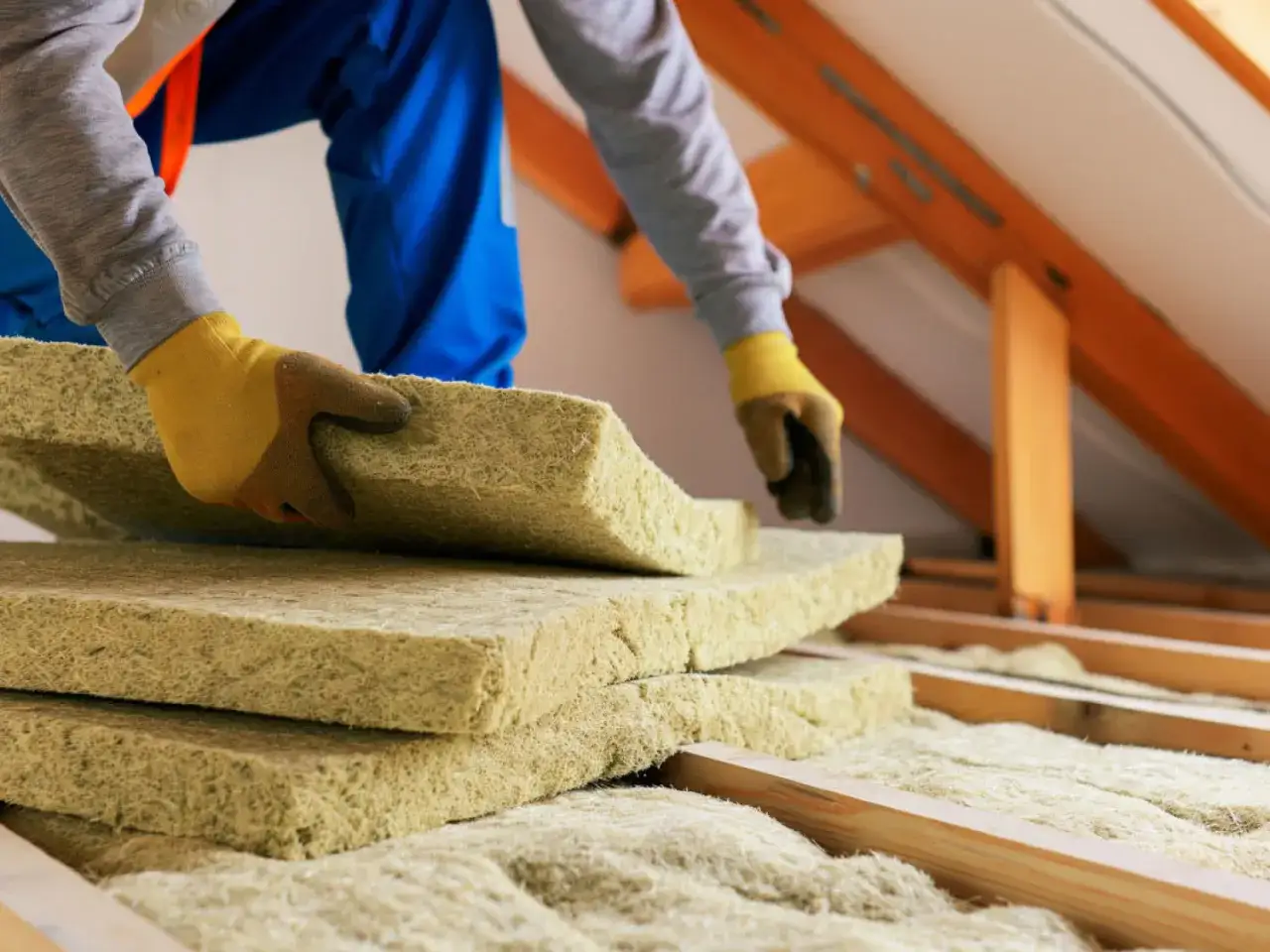 Jak ocieplić strop drewniany w starym domu i uniknąć strat ciepła