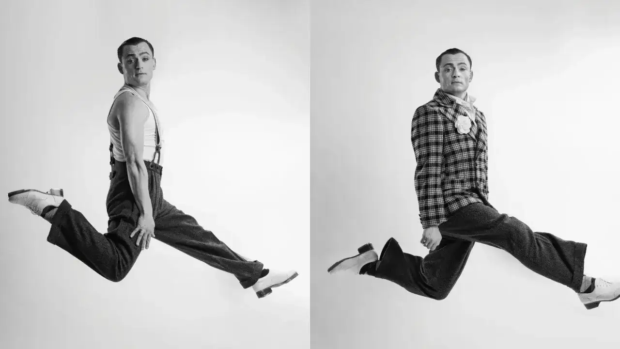 Dwóch Adolfów Dymsza w skokach, jak z jego najlepszych filmów. Jeden w podkoszulku i szelkach, drugi w kraciastym garniturze.