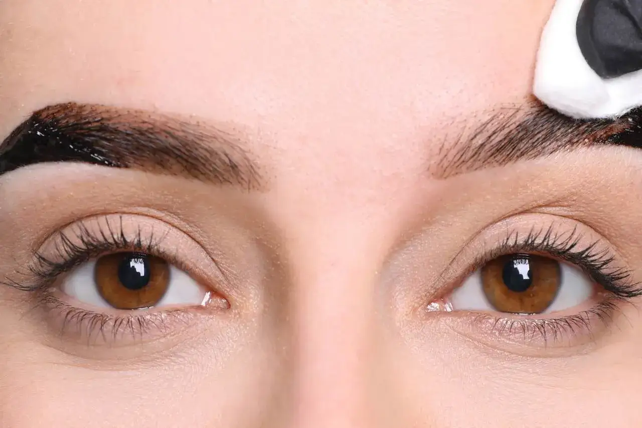 Henna pudrowa: jak wyglądają naturalne, trwałe brwi?