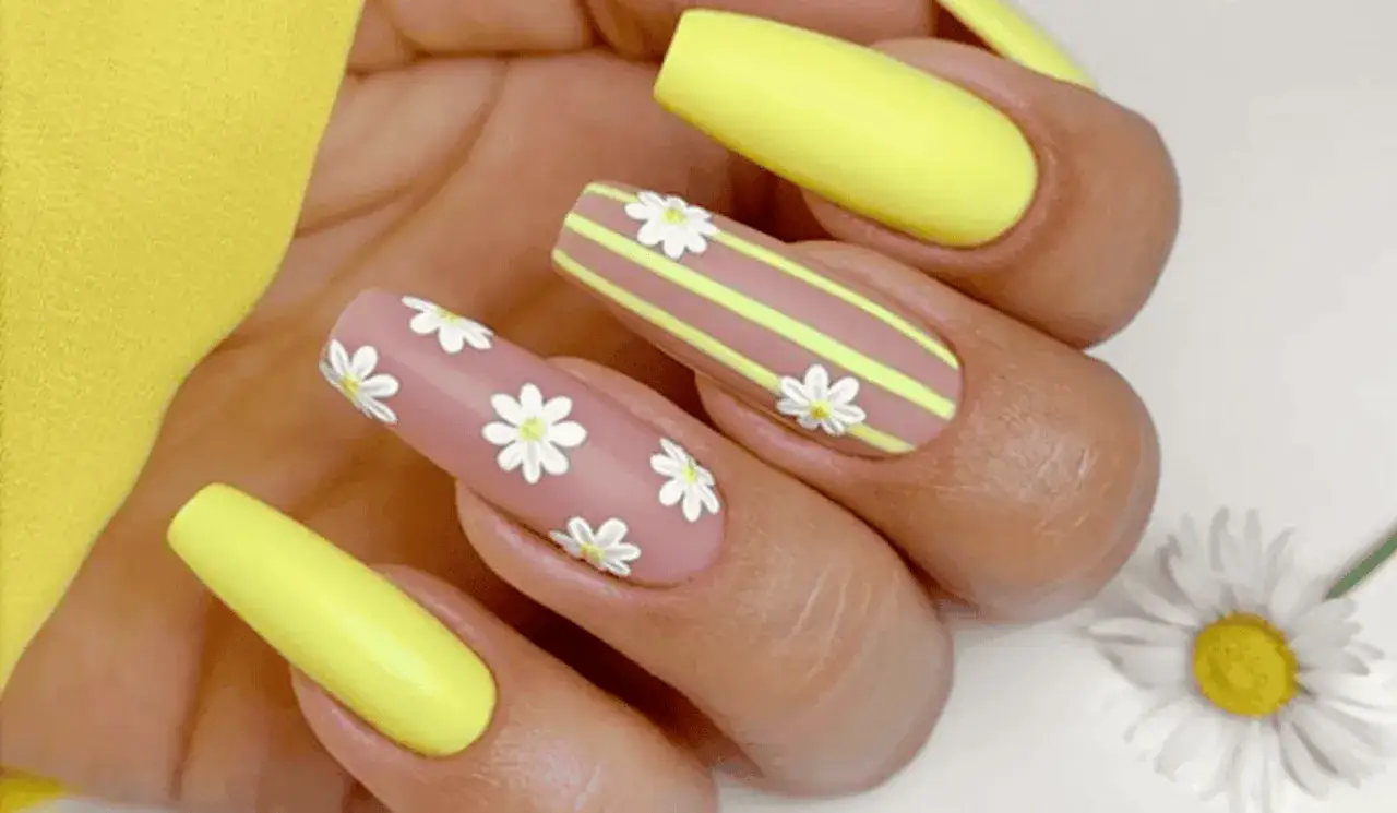 Letnie zdobienie paznokci: żółte i różowe wzorki na paznokcie z kwiatkami. Krok po kroku do wiosennej stylizacji.