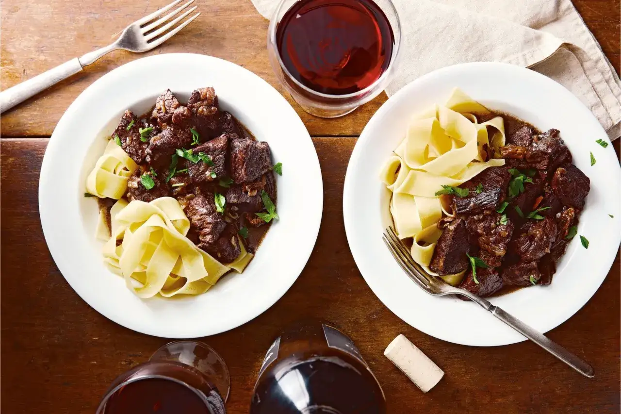 Wołowina po burgundzku: Jak zrobić perfekcyjne Boeuf Bourguignon?