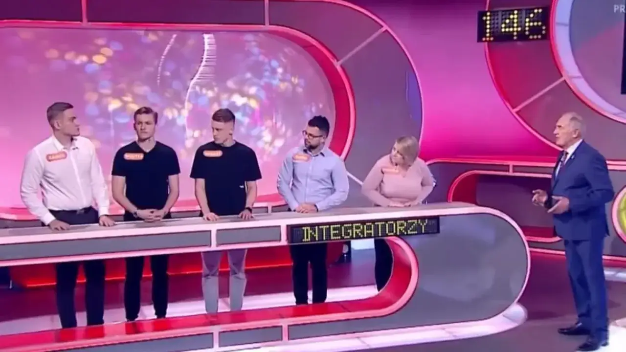 Na placu zabaw Familiady można znaleźć drużynę "Integratorzy" i prowadzącego.