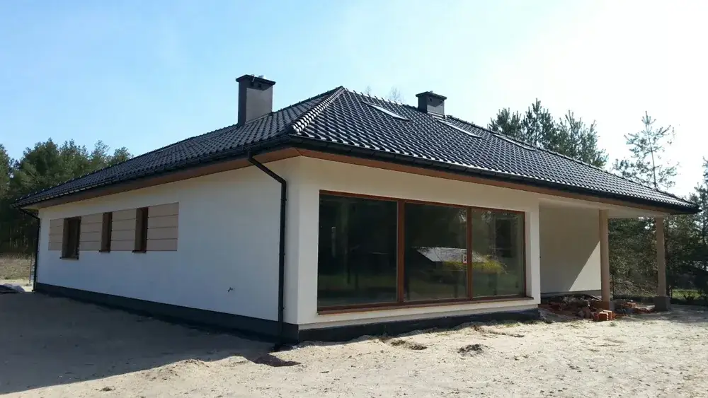 Jakie okna do czarnej dachówki? Poznaj kolory, style i materiały, które zachwycą