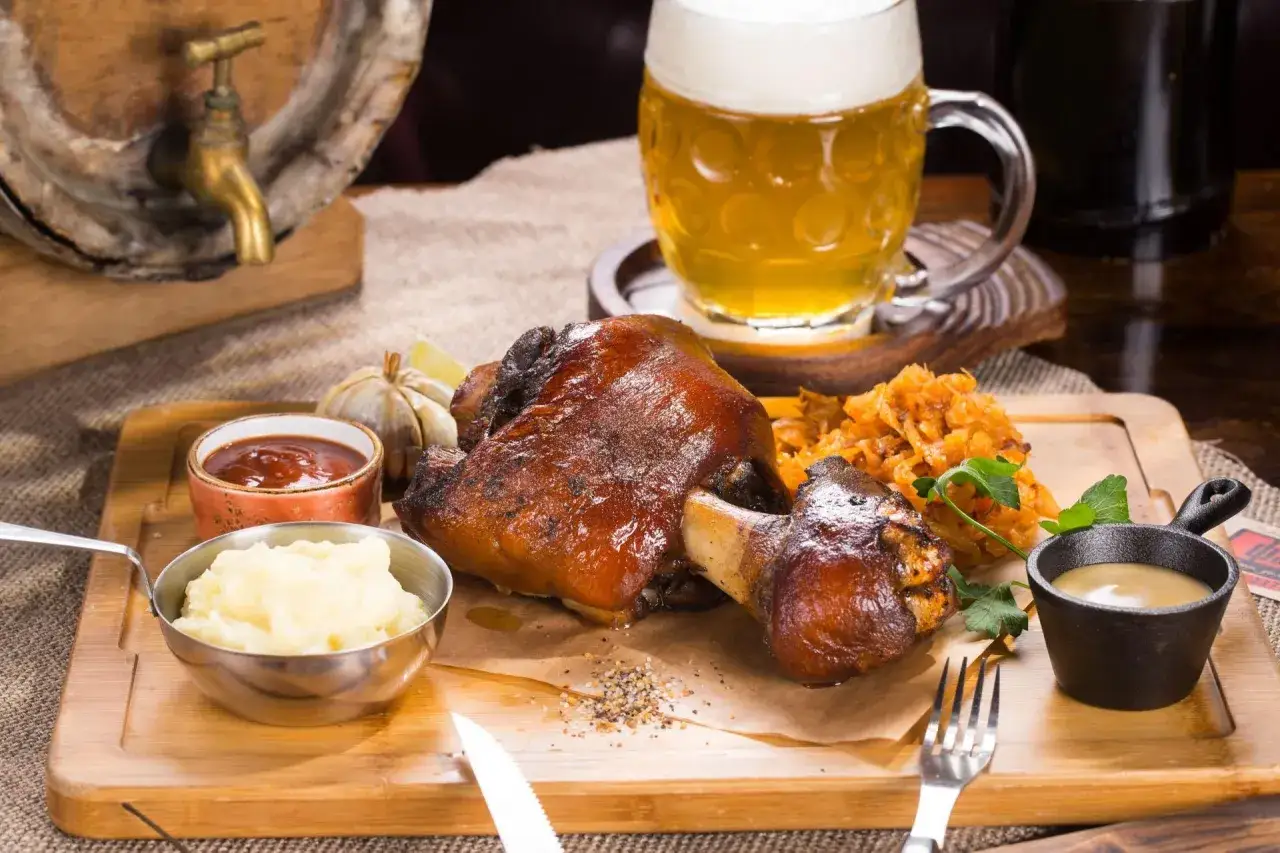 Jak upiec golonkę w piwie? Sekret chrupiącej skórki i miękkości