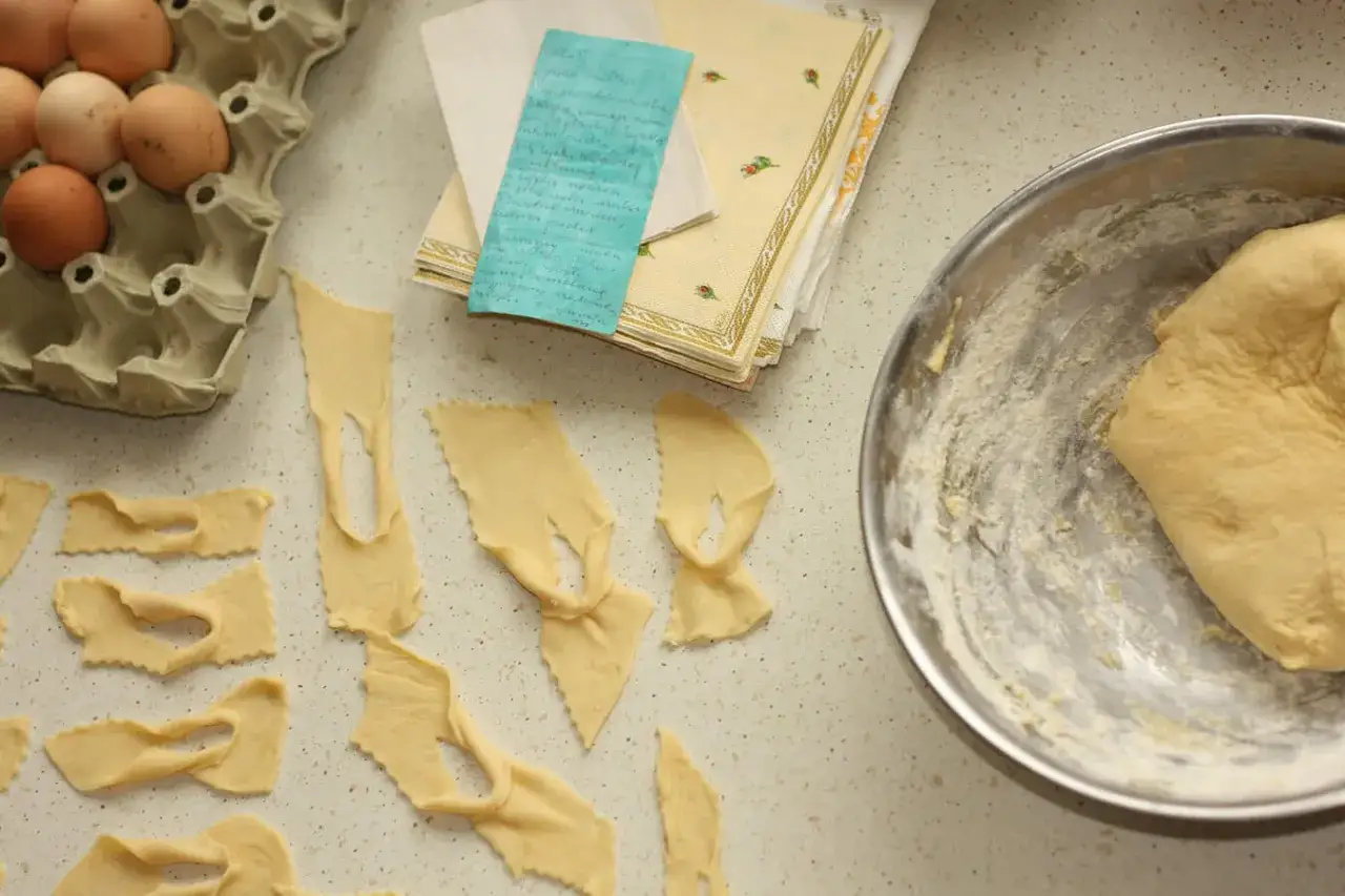 Jajka, ciasto na faworki i przepis. Zastanawiasz się, dlaczego ciastka są twarde? Może sekret tkwi w proporcjach lub sposobie przygotowania ciasta?