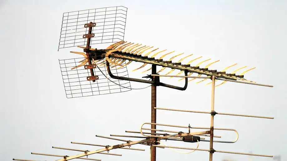 Antena dookólna czy kierunkowa – która lepiej odbiera sygnał?