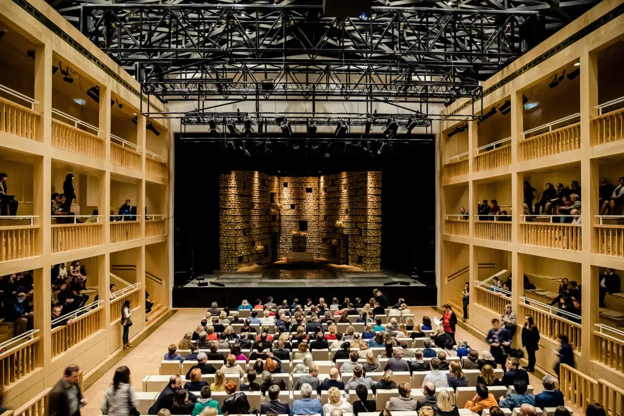 Widownia i scena nowoczesnego teatru, gdzie odbywa się spektakl. To miejsce, które wielu uważa za najlepszy teatr w Polsce.