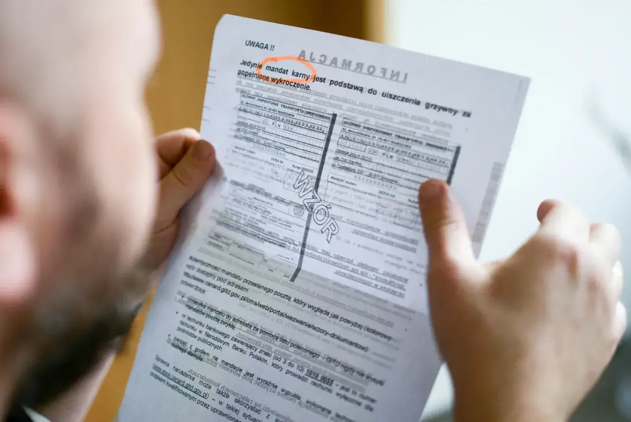Mandat z fotoradaru? Uniknij go legalnie! Co robić po wezwaniu?