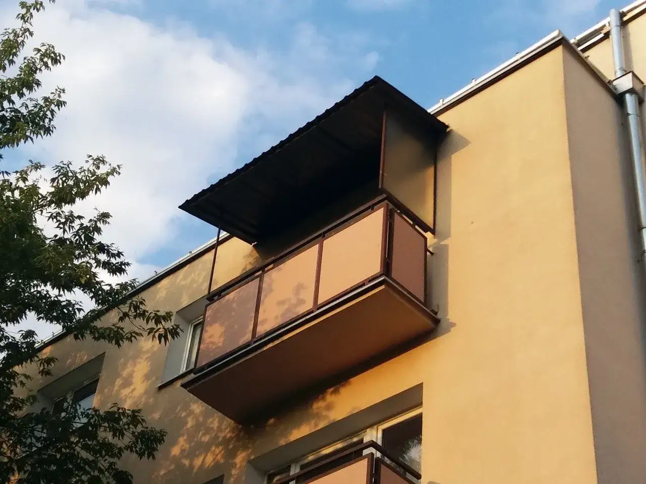 Zasłony na balkon w bloku: Montaż bez wiercenia i zgody spółdzielni?