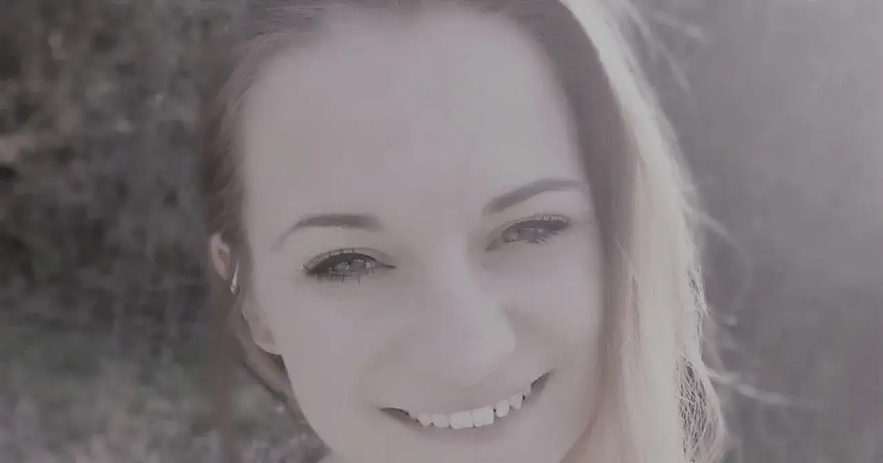 Uśmiechnięta Weronika z górali, jej wiek zdradza młodość i radość. Jasne włosy i spojrzenie pełne życia.