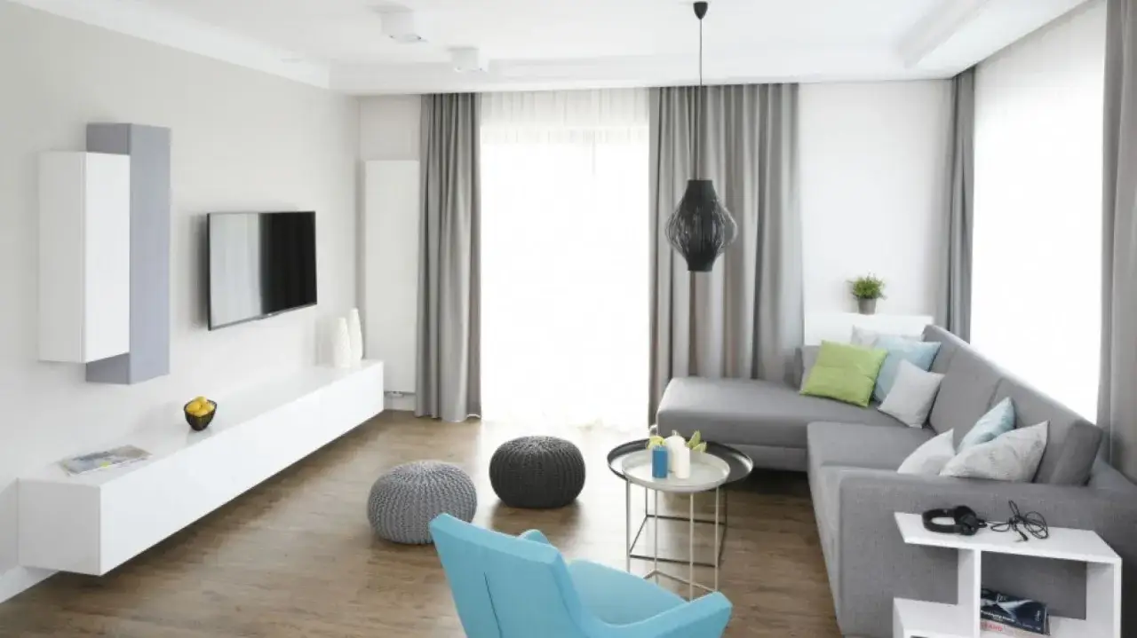 Jak umeblować mały salon, aby zyskać więcej przestrzeni i stylu