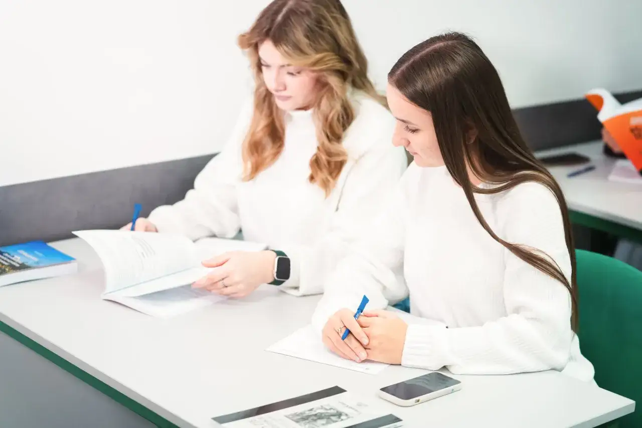 Dwie studentki uczą się do egzaminu z bezpieczeństwa narodowego. Po studiach można pracować w wielu miejscach.