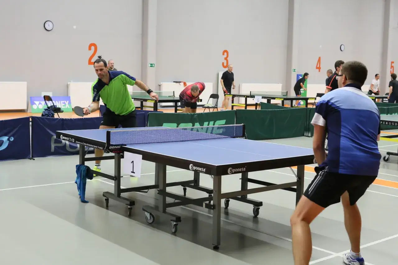 Gdzie grać w tenis stołowy w Poznaniu? Sprawdź najlepsze miejsca