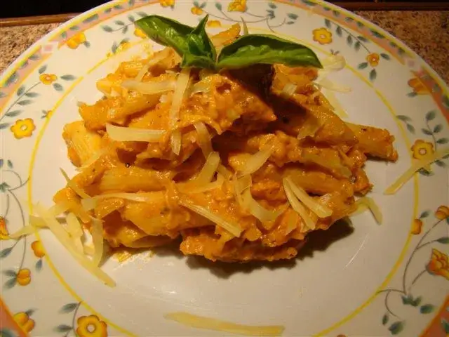 Penne z sosem serowym: Kremowy przepis na obiad w 20 minut!