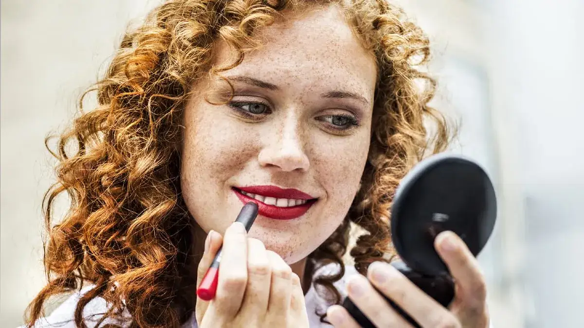 Czym się różni pomadka od szminki? Kluczowe różnice, które musisz znać