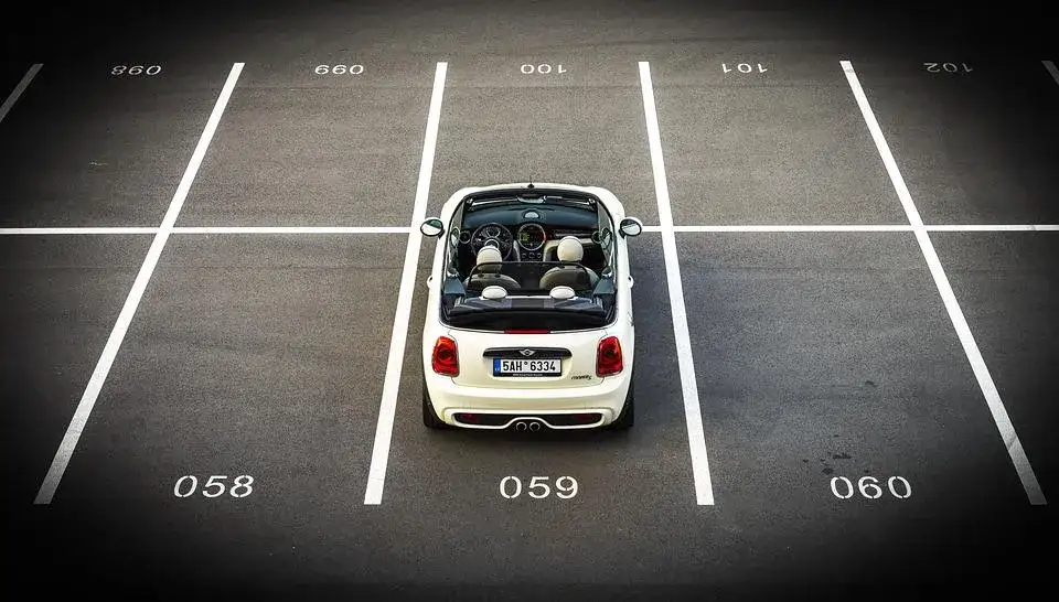 Czy można parkować tyłem do budynku? Sprawdź przepisy i konsekwencje