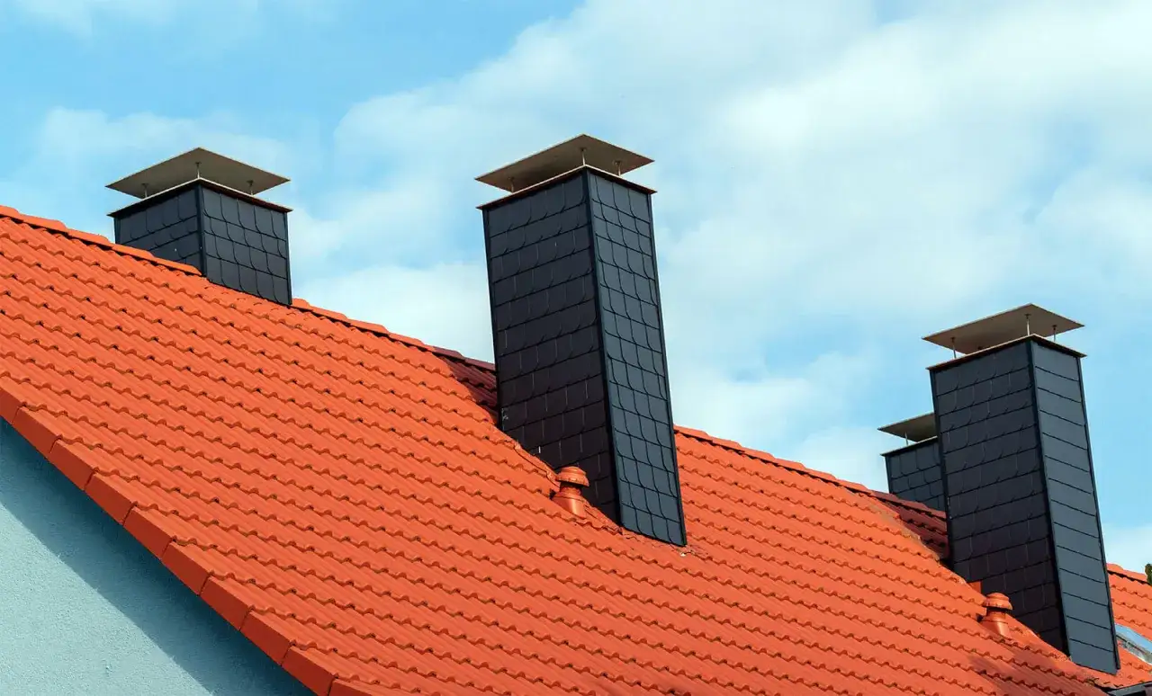 Czym obrobić komin na zewnątrz, aby przetrwał trudne warunki?
