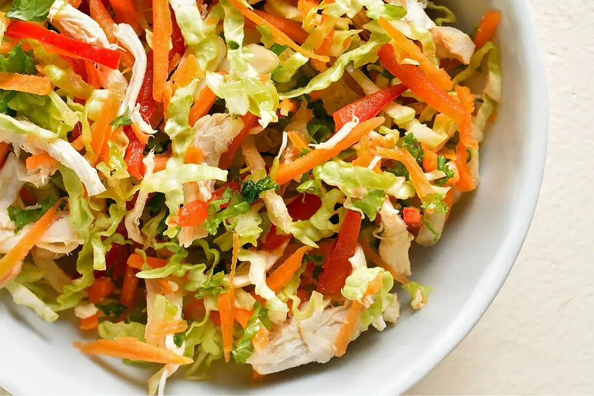 Surówki i sałatki do gołąbków: przepisy na idealne połączenia