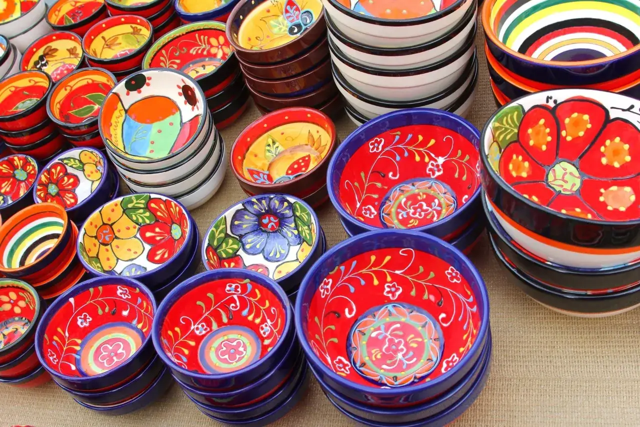 Kolorowe miseczki z motywami kwiatowymi i geometrycznymi. Idealne pamiątki, które warto przywieźć z Majorki.