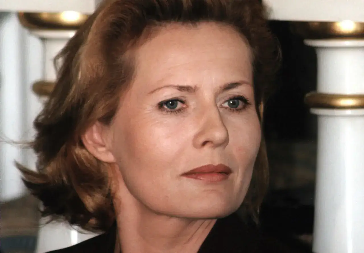 Portret Grażyny Szapołowskiej, ikony polskiego kina, z widocznymi zmarszczkami i niebieskimi oczami.