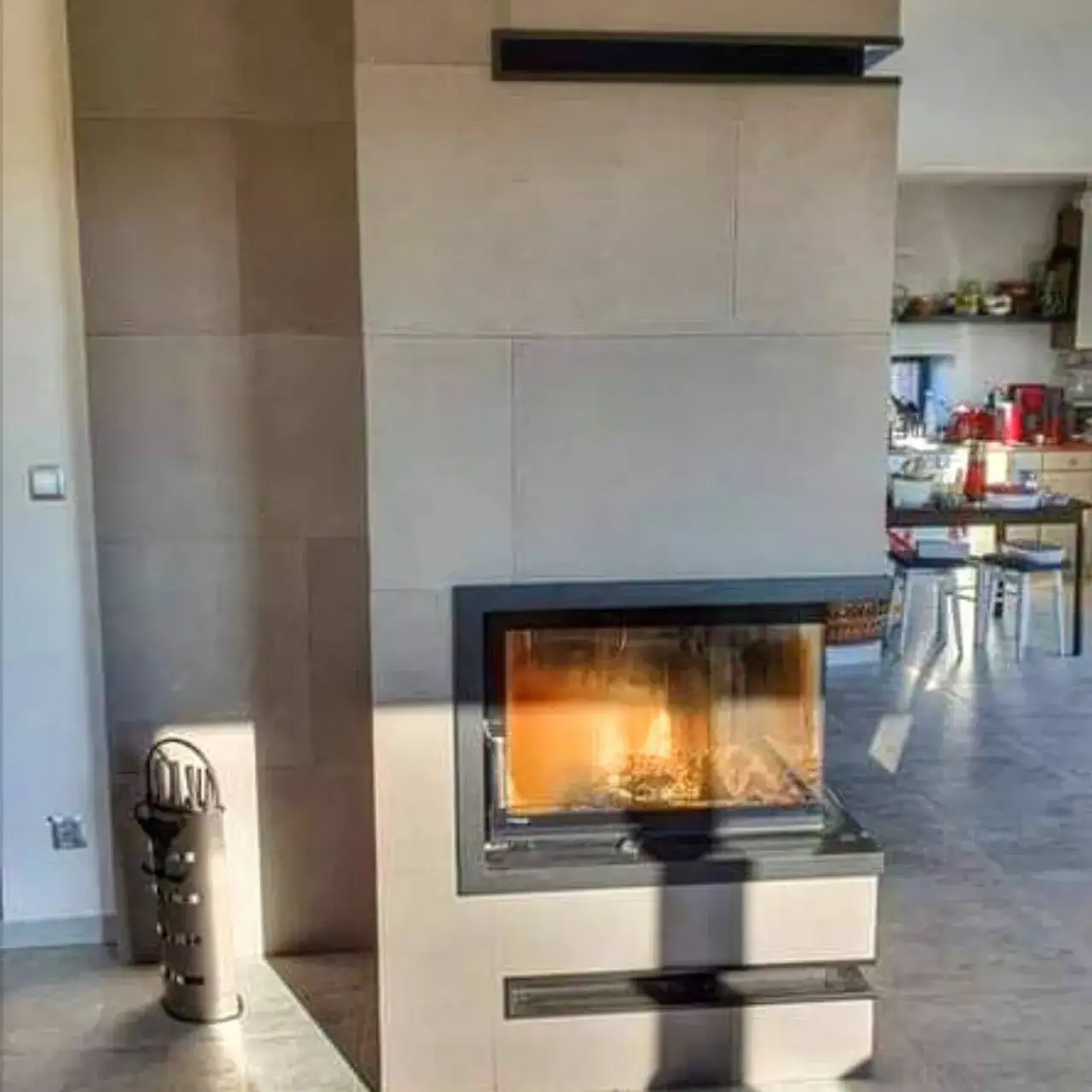 Jak obłożyć komin w salonie? Odkryj najlepsze materiały i style