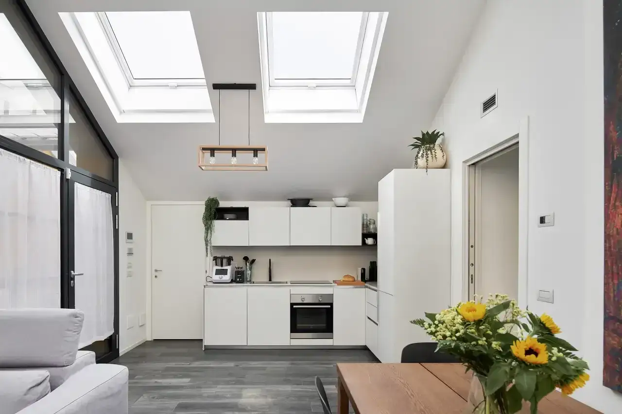 Okna połaciowe – co to jest i jakie mają kluczowe zalety?