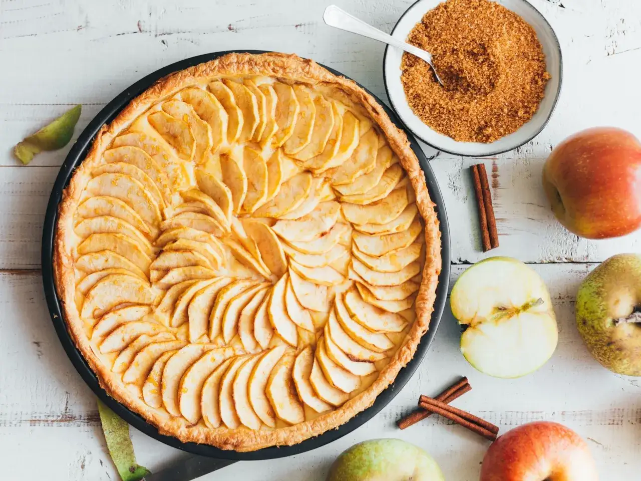 Jak udekorować szarlotkę? Proste i efektowne pomysły