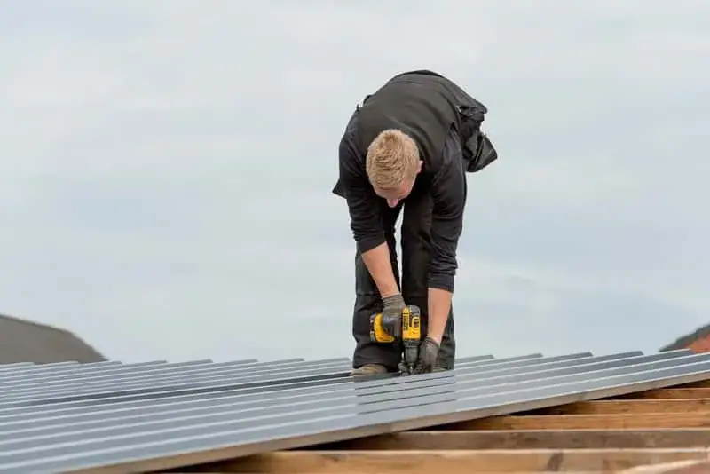 Jak położyć blachę na dach - sprawdzone metody i sekrety trwałości