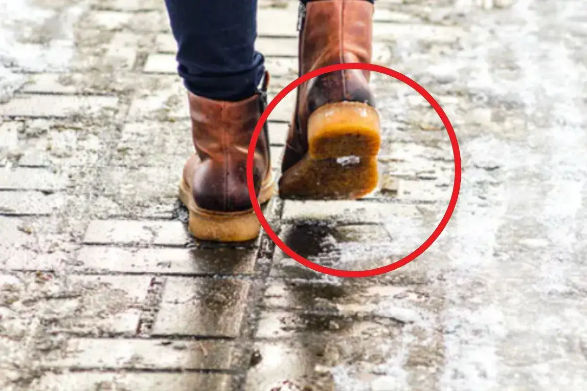 Jak zabezpieczyć buty przed poślizgiem? Na oblodzonym chodniku widać, jak można to zrobić, stosując proste metody.
