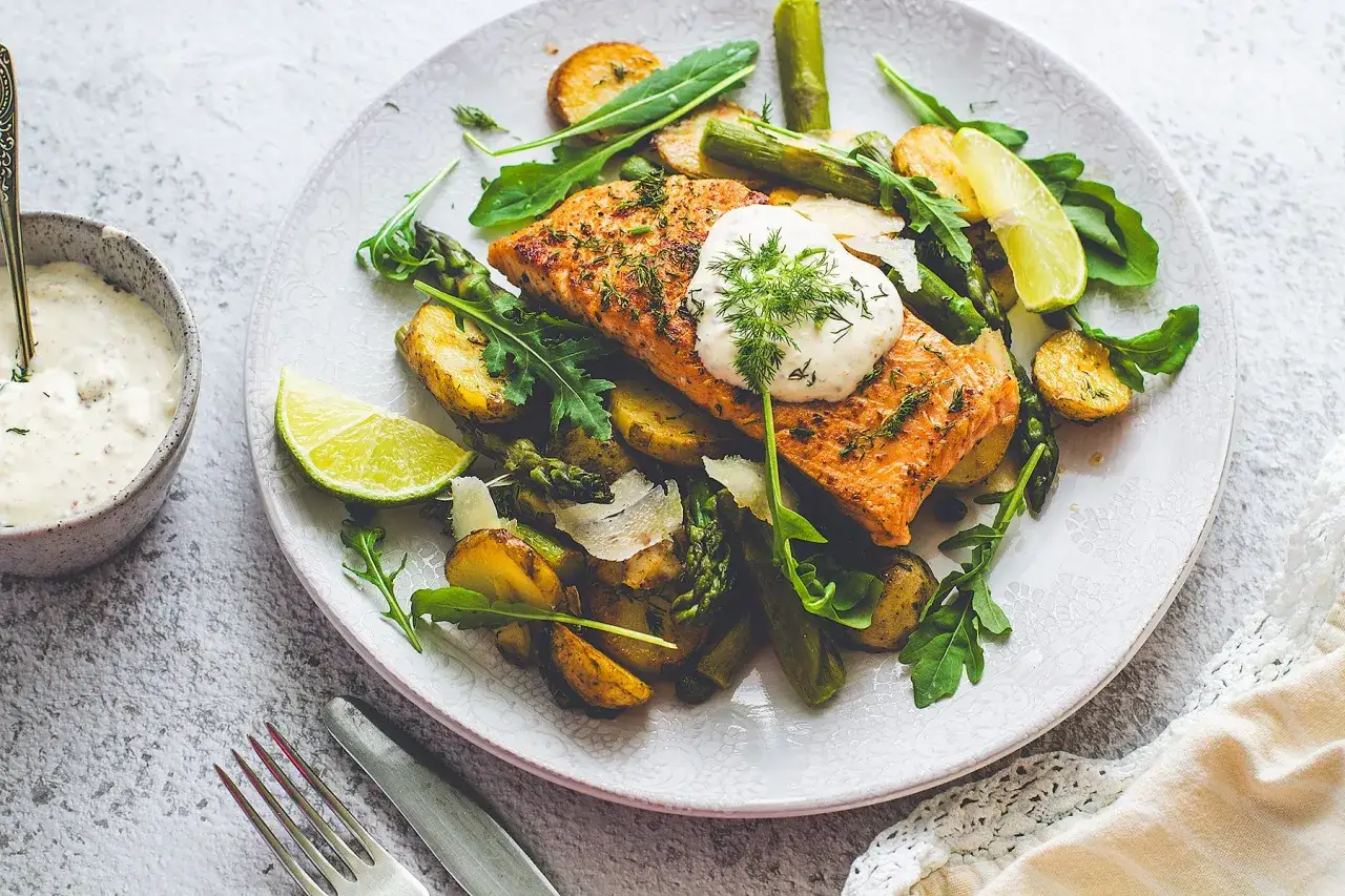 Dodatki do łososia: Jak skomponować obiad, który zachwyci?