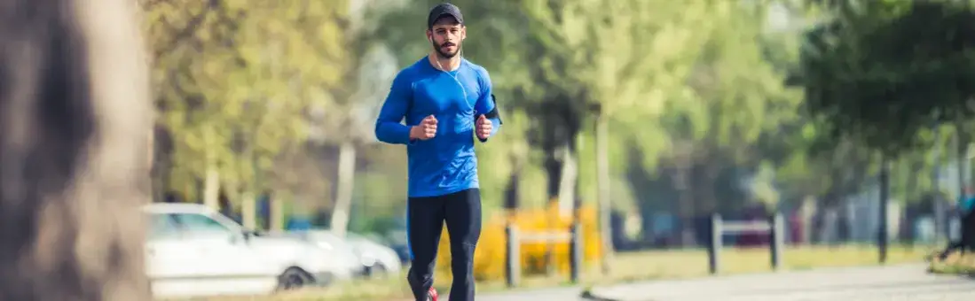 Trening na czczo czy po jedzeniu? Jak wybrać dla redukcji i masy