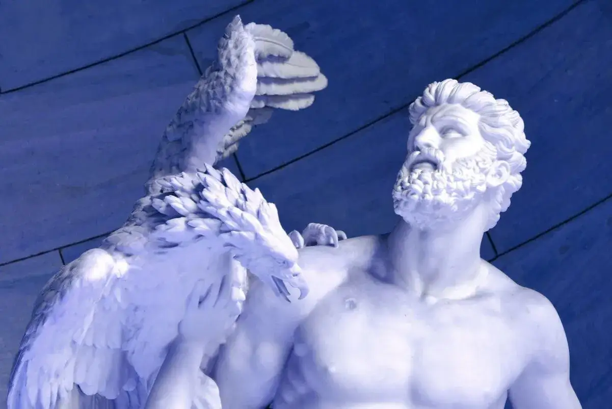 Rzeźba przedstawia cierpienie Prometeusza, któremu orzeł wyjada wątrobę. To symbol wiecznej kary z mitu o Prometeuszu.