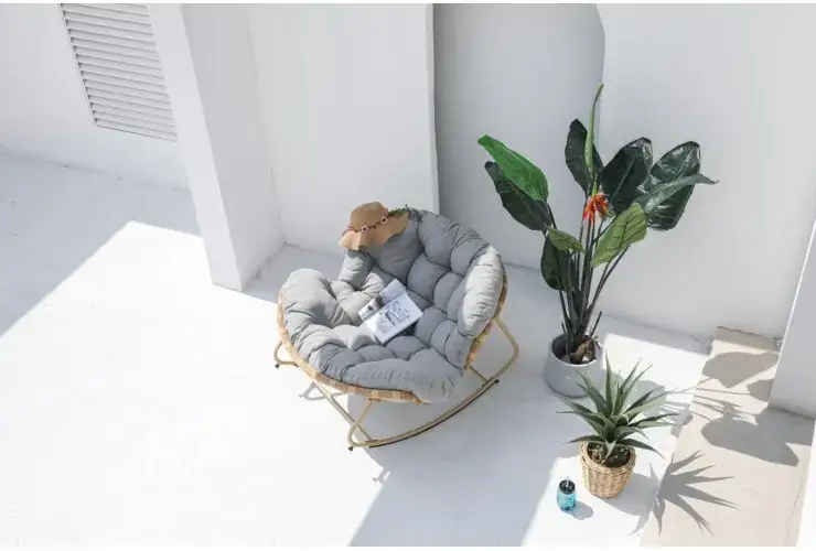 Krzesła składane czy stałe? Wady i zalety różnych modeli krzeseł ogrodowych