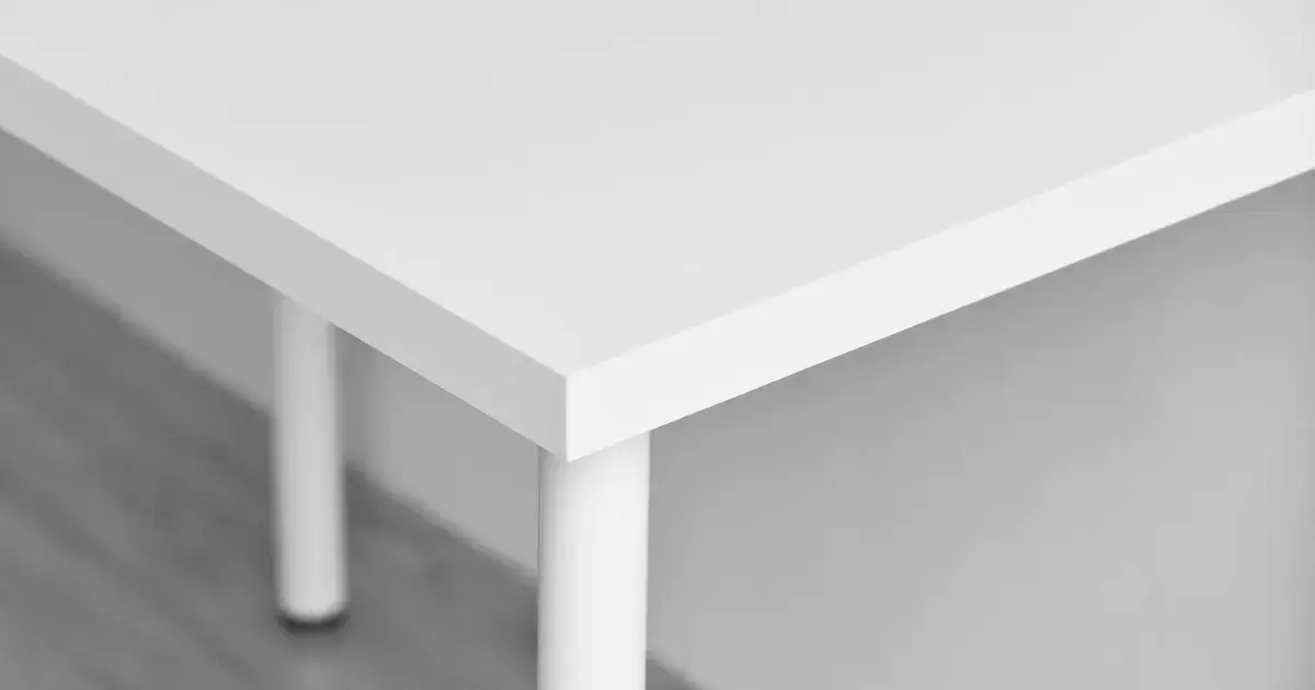 Jak zabezpieczyć rogi stołu przed dzieckiem, aby uniknąć urazów