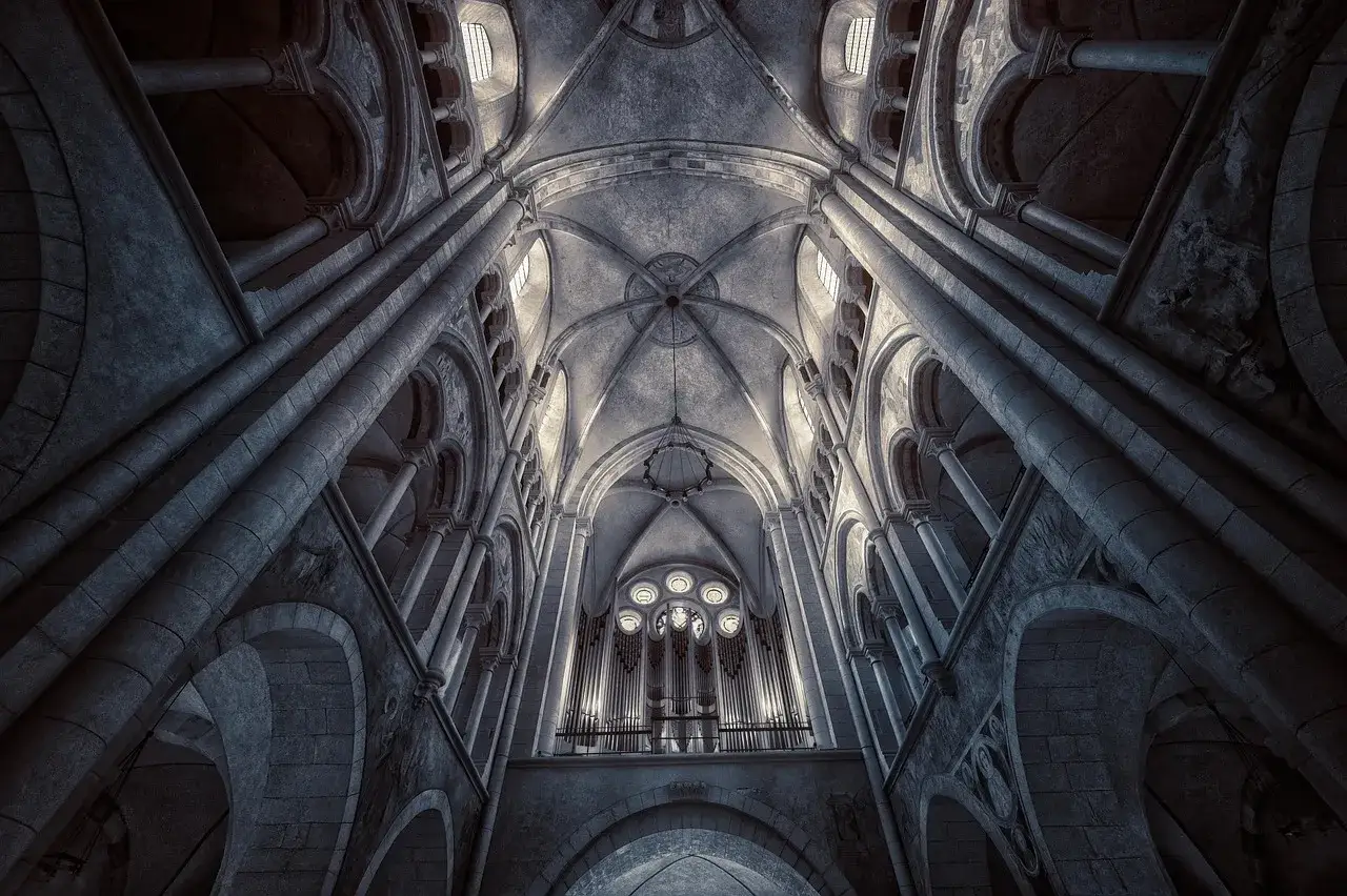 Wnętrze katedry z organami i sklepieniem widziane z dołu.