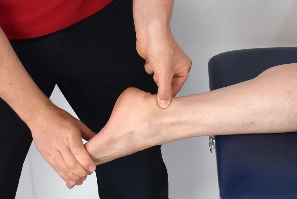 Jak rozpoznać zapalenie ścięgna achillesa objawy i uniknąć bólu