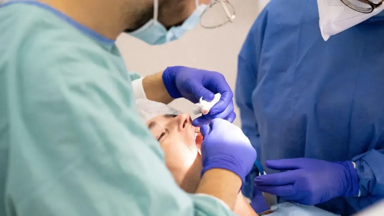 Ile kosztuje dentysta w 2026? Pełny cennik i NFZ.