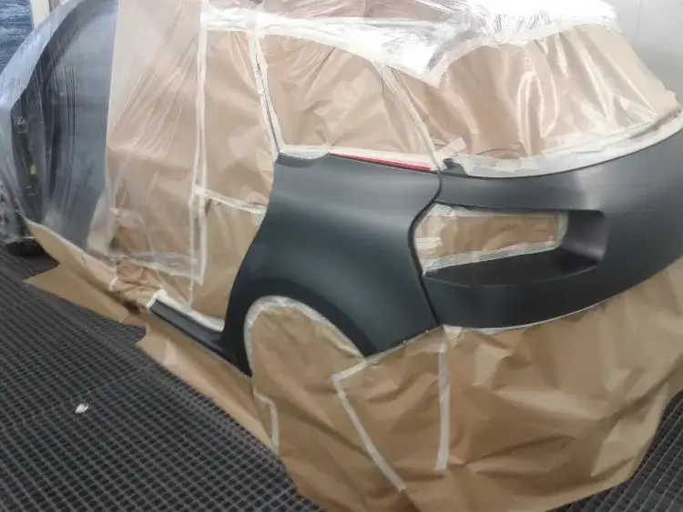 Ile kosztuje lakierowanie maski? Poznaj ukryte koszty i oszczędź!